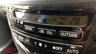 車の外気温計28度