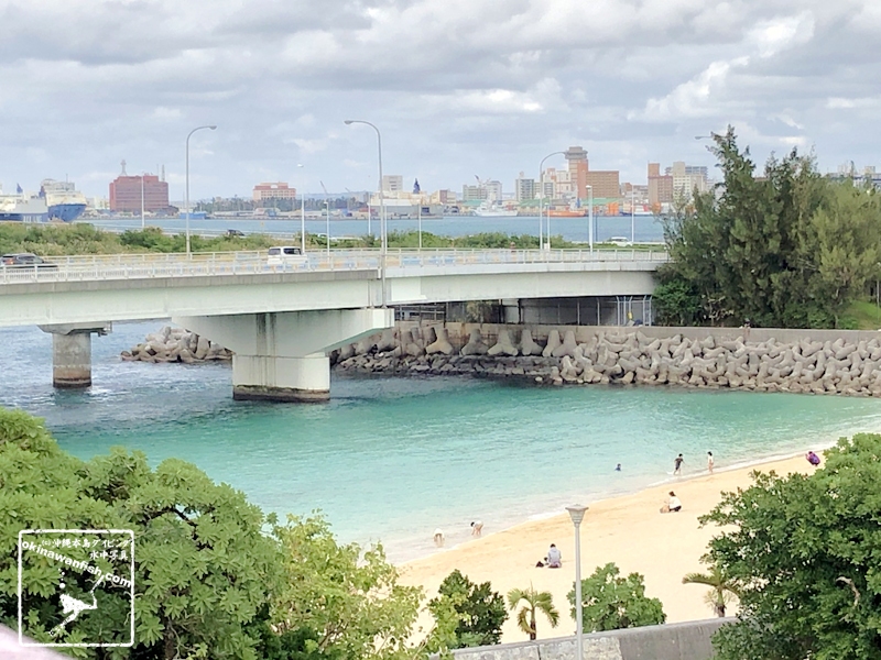 11月末でもまだ海水浴を楽しむ沖縄のビーチ　2020年11月29日撮影